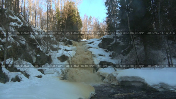 Вид на водопад Юканкоски апрельским утром. Карелия, Россия. Стоковое видео, видеограф Виктор Карасев / Фотобанк Лори