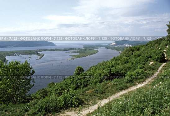 Вид на Волгу и Жигулевские горы. Редакционное фото, фотограф Кузнецов Андрей / Фотобанк Лори