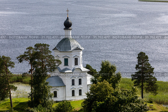 Вид на Воздвиженскую церковь (1784-1788) на территории монастыря Нило-Столобенская пустынь в Тверской области, Россия. Стоковое фото, фотограф Николай Винокуров / Фотобанк Лори