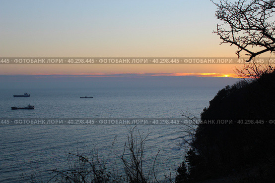 Вид на якорную стоянку в Чёрном море близ Туапсе с Лесопарка Кадош (2023 год). Стоковое фото, фотограф Иван Дуплик / Фотобанк Лори