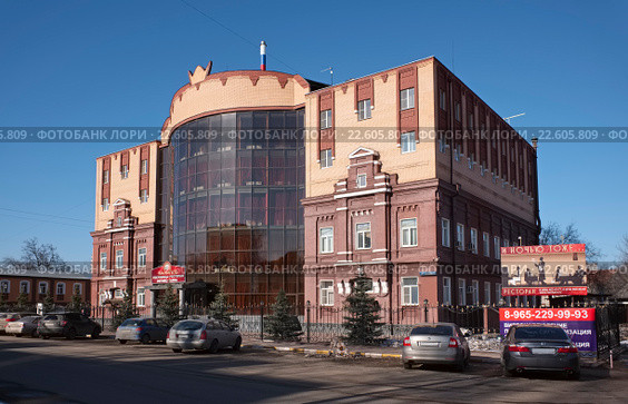 Вид на здание гостиницы "Калипсо" в подмосковном городе Раменское, улица Чугунова дом, 4 (2016 год). Редакционное фото, фотограф Алексей Голованов / Фотобанк Лори