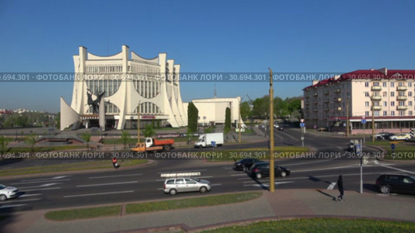 Вид на здание Гродненского областного драматического театра апрельским днем. Гродно, Беларусь (2019 год). Редакционное видео, видеограф Виктор Карасев / Фотобанк Лори