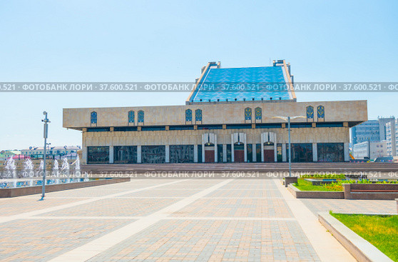 Вид на здание Татарского государственного академического театра имени Галиасгара Камала (ТГАТ) со стороны одноименной площади. Лето. Солнечный день. Казань. Республика Татарстан. Россия (2021 год). Редакционное фото, фотограф E. O. / Фотобанк Лори