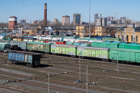 Вид на железнодорожную станцию Санкт-Петербург-Сортировочный-Московский и ремонтное локомотивное депо ТЧ-7  солнечным апрельским днем. Санкт-Петербург (2022 год). Редакционное фото, фотограф Виктор Карасев / Фотобанк Лори