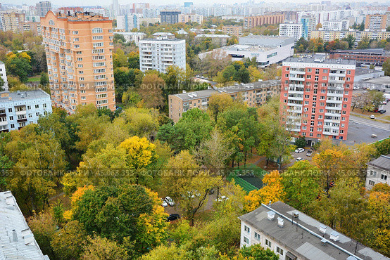 Вид на жилые дома в Лосиноостровском районе по улице Изумрудная и Янтарному проезду осенью. Москва. Редакционное фото, фотограф Александр Замараев / Фотобанк Лори