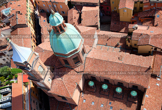 Вид с башни Асинелли на церковь святых Варфоломея и Каетана (Chiesa dei Santi Bartolomeo e Gaetano) в центре города Болонья, Италия (2011 год). Стоковое фото, фотограф Николай Винокуров / Фотобанк Лори