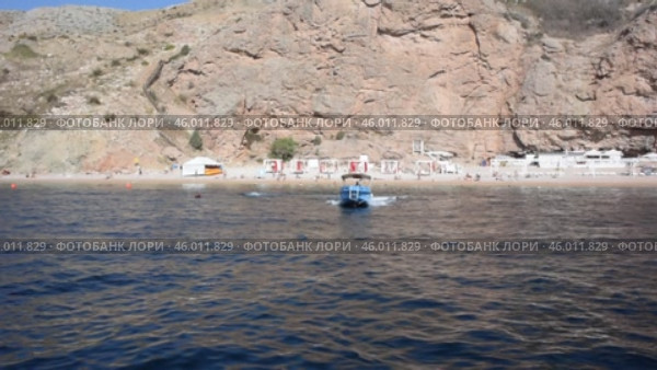 Вид с моря на пляж Васили в Балаклаве в Крыму (2020 год). Редакционное видео, видеограф Александр Карпенко / Фотобанк Лори