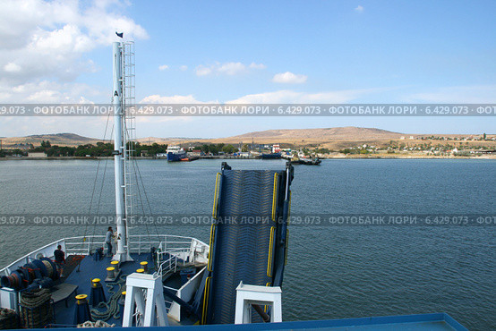 Вид с парома на порт "Крым" (2014 год). Редакционное фото, фотограф Щеголева Ольга / Фотобанк Лори
