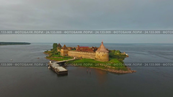 Вид с воздуха на крепость Орешек на острове на реке Неве близ города Шлиссельбург, Ленинградская область, Россия (2016 год). Стоковое видео, видеограф Михаил Коханчиков / Фотобанк Лори