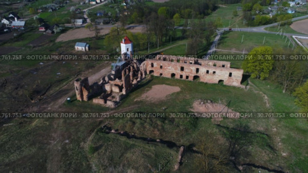 Вид с высоты на руины старинного замка князей Сапег. Гольшаны, Белоруссия (2019 год). Стоковое видео, видеограф Виктор Карасев / Фотобанк Лори