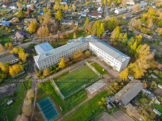 Вид с высоты на школу в Фалёнках (аэросъемка 2020 года) Стоковое фото, фотограф Владислав Самошкин / Фотобанк Лори