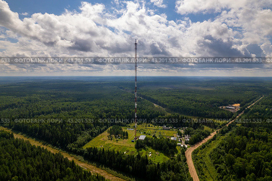 Вид с высоты на телерадиомачту в Пинюге (аэросъемка 2023 года) Стоковое фото, фотограф Владислав Самошкин / Фотобанк Лори