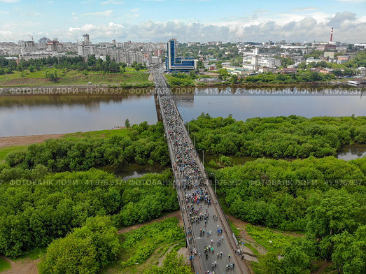 Вид с высоты на Великорецкий крестный ход (аэросъемка 2019 года) Стоковое фото, фотограф Владислав Самошкин / Фотобанк Лори