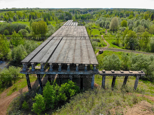 Вид с высоты на второй недостроенный мост для Западного объезда в городе Кирове (аэросъемка 2020 года) Стоковое фото, фотограф Владислав Самошкин / Фотобанк Лори