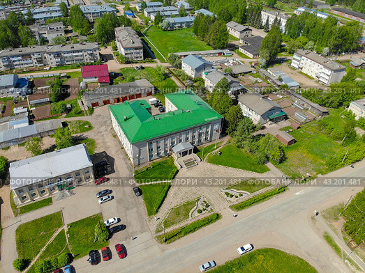 Вид с высоты на здание администрации Оричевского района (аэросъемка 2021 года) Редакционное фото, фотограф Владислав Самошкин / Фотобанк Лори