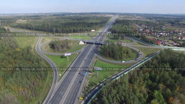 Вид с высоты птичьего полета на клеверную развязку в московской области (Минское шоссе, М-1) (2015 год). Редакционное видео, видеограф Алексей А. Егоров / Фотобанк Лори
