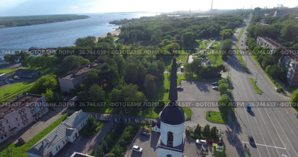 Вид с высоты шпиля Рождественской церкви на городской парк и берег в городе Череповец (2017 год). Стоковое видео, видеограф Кекяляйнен Андрей / Фотобанк Лори