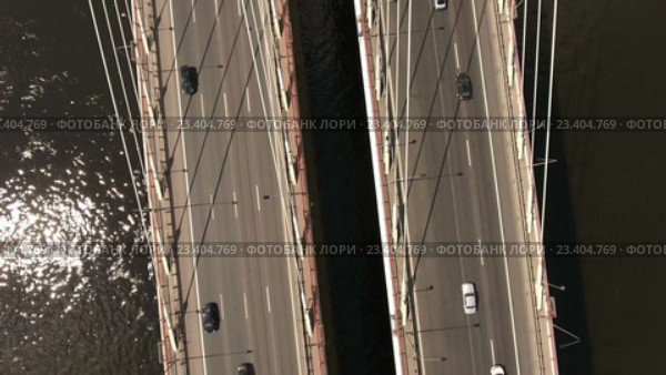 Вид сверху на автомобильную дорогу на пролете вантового моста над водой. Большой Обуховский мост. Санкт-Петербург (2016 год). Стоковое видео, видеограф Кекяляйнен Андрей / Фотобанк Лори