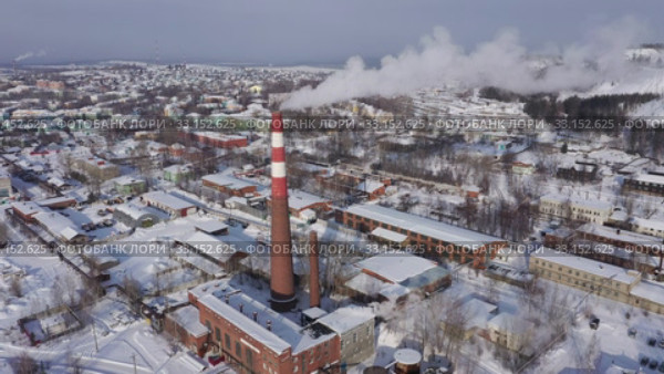 Вид сверху на дымовую трубу завода. Кушва. Свердловская область. Россия. Стоковое видео, видеограф Евгений Ткачёв / Фотобанк Лори