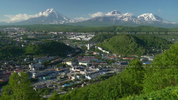 Вид сверху на город Петропавловск-Камчатский и вулканы. Time lapse (2018 год). Редакционное видео, видеограф А. А. Пирагис / Фотобанк Лори