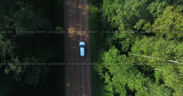 Вид сверху на крышу автомобиля, движущегося по лесной грунтовой дороге. Стоковое видео, видеограф Кекяляйнен Андрей / Фотобанк Лори
