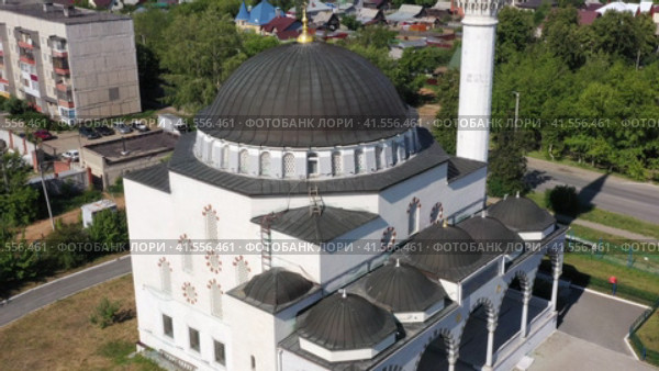 Вид сверху на мечеть в городе Верхняя Пышма. Свердловская область. Россия (2021 год). Стоковое видео, видеограф Евгений Ткачёв / Фотобанк Лори