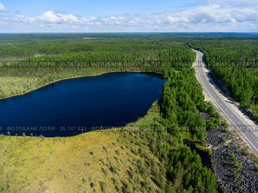 Вид сверху на озеро Круглое и автомобильную дорогу Кола. Медвежьегорский район. Карелия. Стоковое фото, фотограф Кекяляйнен Андрей / Фотобанк Лори