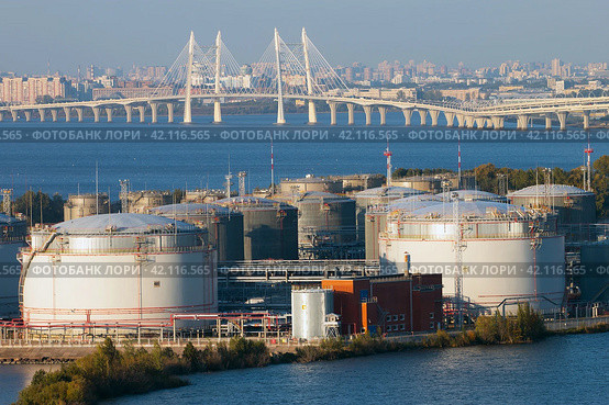 Вид сверху на Петербургский нефтяной терминал. На заднем плане мост ЗСД через Корабельный фарватер (2023 год). Редакционное фото, фотограф Сергей Крамарев / Фотобанк Лори