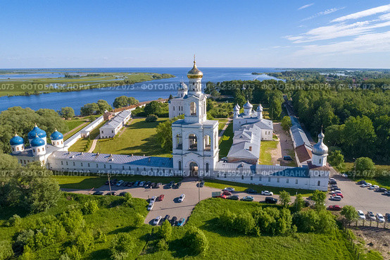 Вид сверху на старинный Свято-Юрьев монастырь солнечным июньским днем. Великий Новгород (2021 год). Стоковое фото, фотограф Виктор Карасев / Фотобанк Лори
