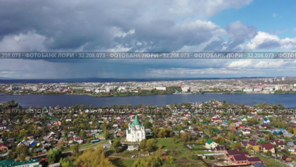 Вид сверху на церковь Александра Невского и город Нижний Тагил. Россия. Стоковое видео, видеограф Евгений Ткачёв / Фотобанк Лори