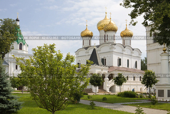 Вид в Ипатьевском монастыре с Троицким собором. Город Кострома (2014 год). Стоковое фото, фотограф Солодовникова Елена / Фотобанк Лори