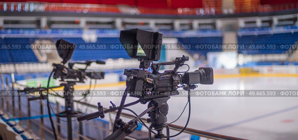 video cameras for live broadcast of sports competition in the ice arena. Стоковое фото, агентство Ingram Publishing / Фотобанк Лори