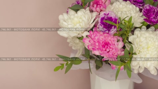 Video of beautiful bouquet of delicate fresh flowers on light pink background. Greeting card for birthday, women's day March 8, Valentine's Day, mother's day or anniversary. Empty space for congratulation text. Стоковое видео, видеограф Виктория Катьянова / Фотобанк Лори