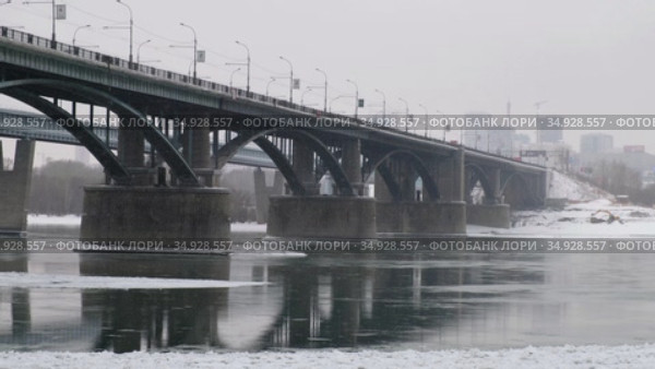 Video of the frozen Ob River with road and subway bridges in winter in Novosibirsk. Стоковое видео, видеограф Сергей Пристяжнюк (Serg Zastavkin) / Фотобанк Лори