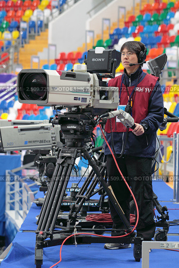 Видеооператор за работой на чемпионате мира по фигурному катанию 2011 года. Редакционное фото, фотограф Игорь Долгов / Фотобанк Лори
