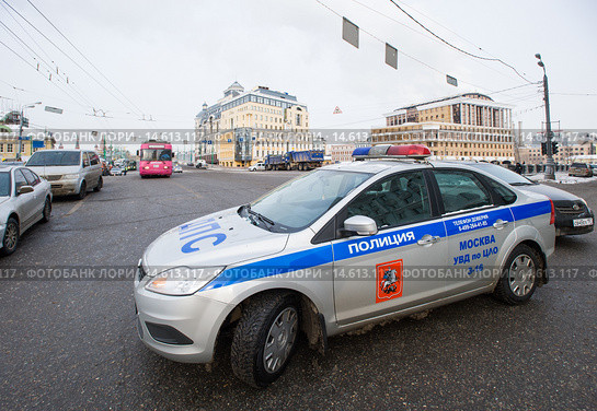 Виды Москвы. Современный патрульный полицейский автомобиль на городской улице (2012 год). Редакционное фото, фотограф Михаил Михин / Фотобанк Лори