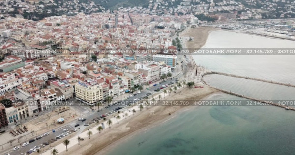 View from drone of famous tourist town of Roses on Catalan coast of Gulf of Roses, Costa Brava, Spain (2019 год). Редакционное видео, видеограф Яков Филимонов / Фотобанк Лори