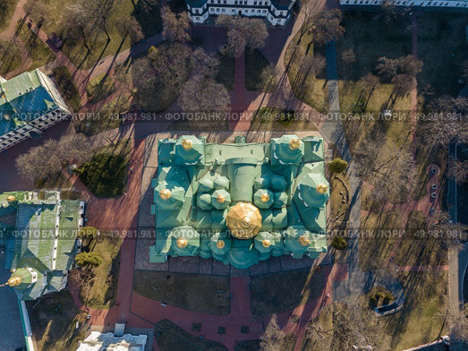View from the top of the churchyard and St. Sophia’s Cathedral, surrounded by buildings and trees in Kiev city, Ukraine. Drone photo. St. Sophia’s Cathedral and buildings around it in Kyiv, Ukraine. Стоковое фото, агентство Ingram Publishing / Фотобанк Лори