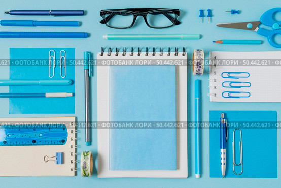 view notebooks pens arrangement. Стоковое фото, агентство Ingram Publishing / Фотобанк Лори