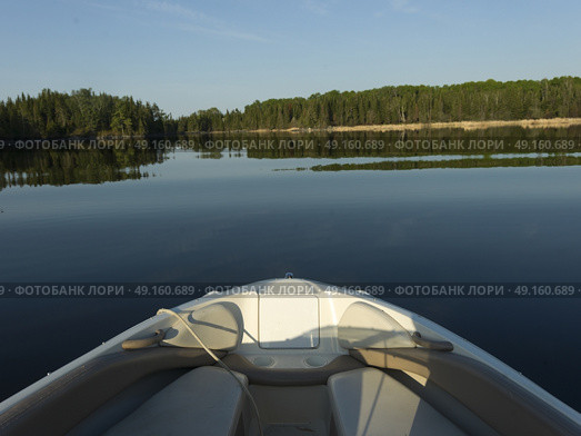 View of boat in the lake, Kenora, Lake of The Woods, Ontario, Canada. Стоковое фото, агентство Ingram Publishing / Фотобанк Лори