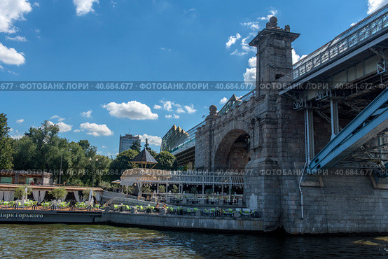 View of Bogdan Khmelnitskiy bridge in spring rainy day (2018 год). Редакционное фото, фотограф Анна Кривицкая / Фотобанк Лори