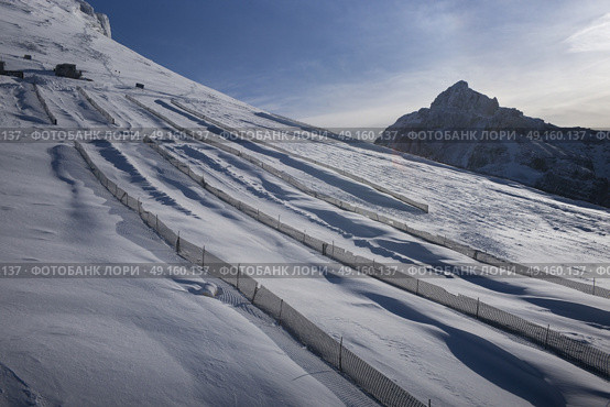 View of fenced zones at ski resort, Sunshine Ski Resort, Banff National Park, Alberta, Canada. Стоковое фото, агентство Ingram Publishing / Фотобанк Лори