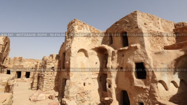 View of old Ksar Beni Barka settlement with ruined storage areas in Tunisia. Стоковое видео, видеограф Яков Филимонов / Фотобанк Лори