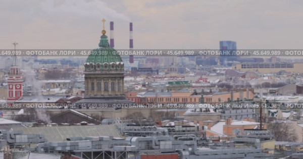 View of St. Petersburg from the colonnade of the Cathedral of St. Isaac. (2023 год). Стоковое видео, видеограф Андрей Армягов / Фотобанк Лори