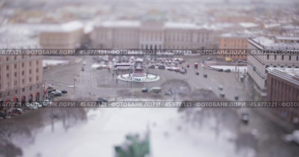 View of St. Petersburg from the colonnade of the Cathedral of St. Isaac. Tilt shift lens shooting with super shallow depth of field. (2023 год). Стоковое видео, видеограф Андрей Армягов / Фотобанк Лори