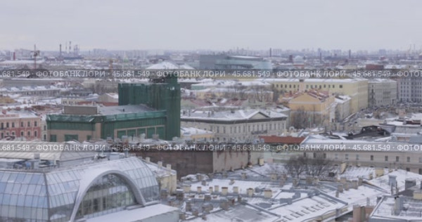 View of St. Petersburg from the colonnade of the Cathedral of St. Isaac. (2023 год). Стоковое видео, видеограф Андрей Армягов / Фотобанк Лори