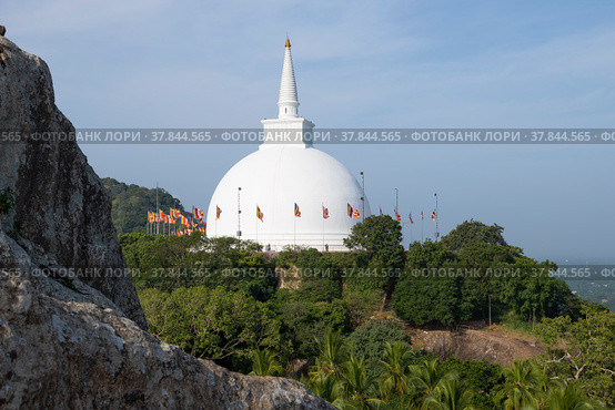 View of the ancient Mahaseya Dagoba stupa on a sunny morning. Mihintale, Sri Lanka (2020 год). Стоковое фото, фотограф Виктор Карасев / Фотобанк Лори
