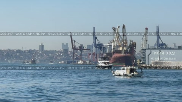 View of the Bosphorus from a ferry deck with tires on board in Istanbul, Turkey Golden Horn bay and Galata Bridge in Istanbul, Turkey. View of the Old town and mosque. Редакционное видео, видеограф Zita Khasanova / Фотобанк Лори