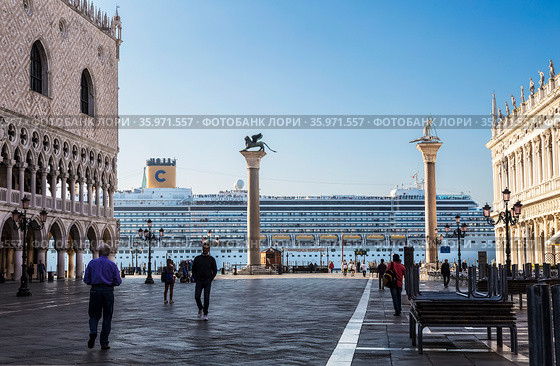 View of the Costa Deliziosa cruise ship sailing past St. Mark's square in the early morning. Italy, Venice (2017 год). Редакционное фото, фотограф Наталья Волкова / Фотобанк Лори
