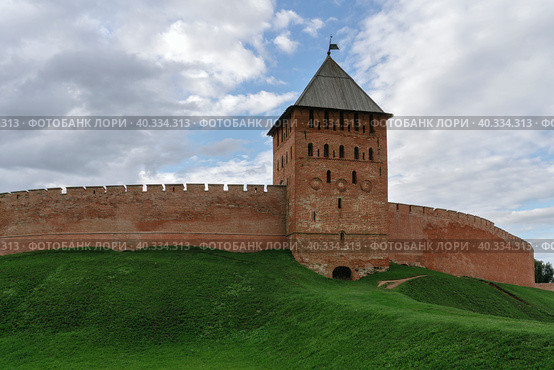 View of the Dvortsovaya Tower of Novgorod Kremlin on sunny summer day, Veliky Novgorod, Novgorod region, Russia. Стоковое фото, фотограф Ula Ulachka / Фотобанк Лори